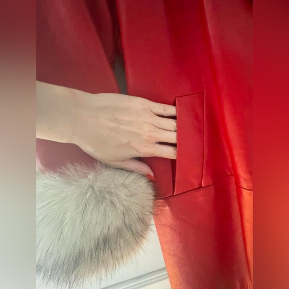 🍒 SOLD 🍒 VINTAGE • cherry red leather trench coat w cream fur collar and cuffs - Picture 6 of 15
